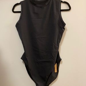 Skims body basics crew neck bodysuit in onyx (black)
